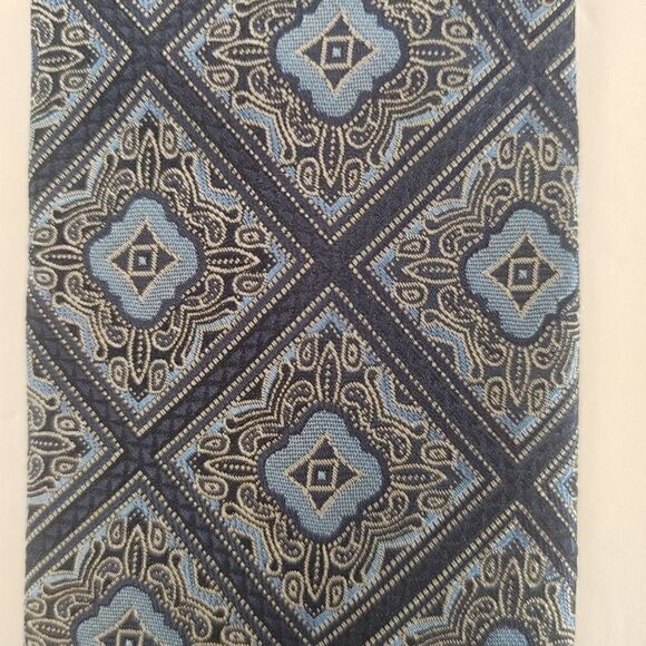 STACY ADAMS MEN'S TIE AND POCKET SQUARE SET. - Picture 2 of 5